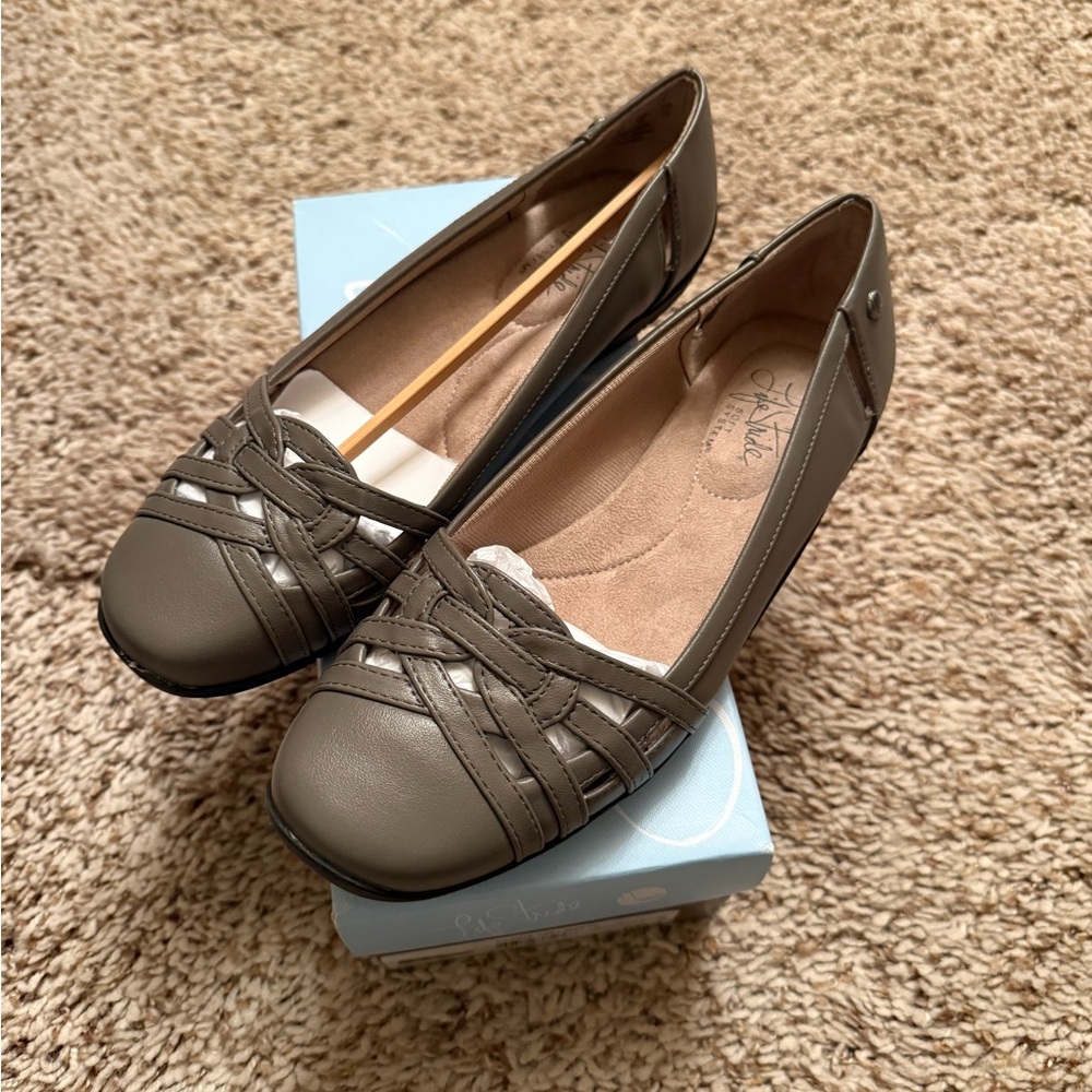 NEW Life Stride Women's Gray Flats